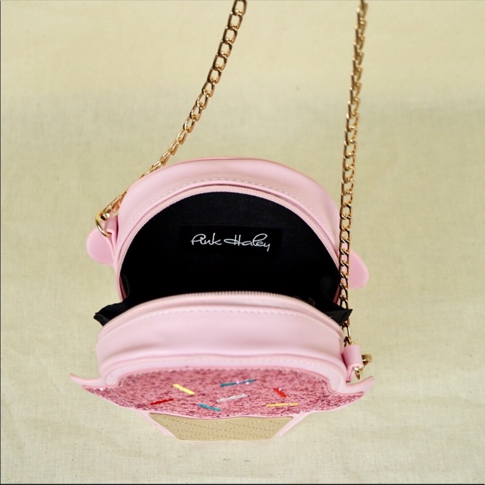 Pink Haley - Picture 3 of 3